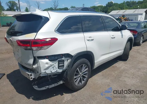2018 Toyota Highlander Xle z USA, uszkodzony, nr VIN 5TDJZRFH9JS902303